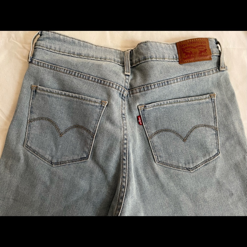 Levi’s light wash skinny jeans. Size: 31
